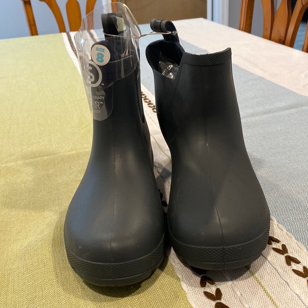 New with tag totes cirrus rain boots.